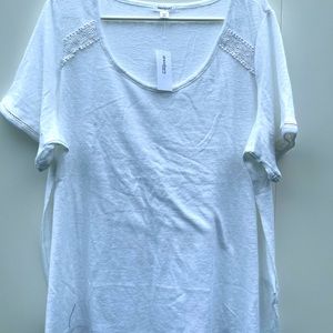 Westport scoop neck T-shirt with shoulder appliqués. NWT